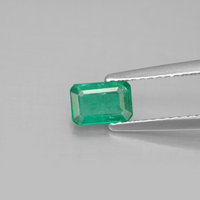 0.54カラットの天然グリーンエメラルド（6.1×4.1 mm・エメラルドカット）