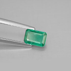 0.54カラットの天然グリーンエメラルド（6.1×4.1 mm・エメラルドカット）