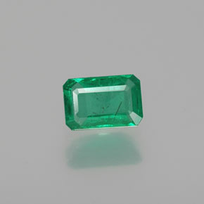 0.47カラットの天然グリーンエメラルド（6×4 mm・エメラルドカット）