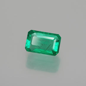 0.47カラットの天然グリーンエメラルド（6×4 mm・エメラルドカット）
