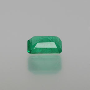 0.47カラットの天然グリーンエメラルド（6×4 mm・エメラルドカット）