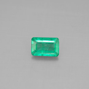 0.47カラットの天然グリーンエメラルド（5.9×4.1 mm・エメラルドカット）