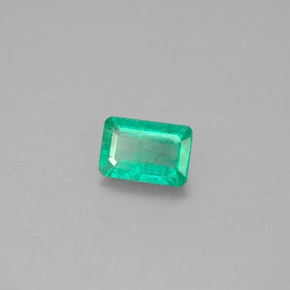 0.47カラットの天然グリーンエメラルド（5.9×4.1 mm・エメラルドカット）