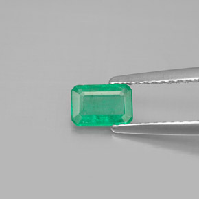 0.47カラットの天然グリーンエメラルド（6.1×4.1 mm・エメラルドカット）