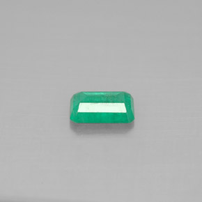 0.47カラットの天然グリーンエメラルド（6.1×4.1 mm・エメラルドカット）