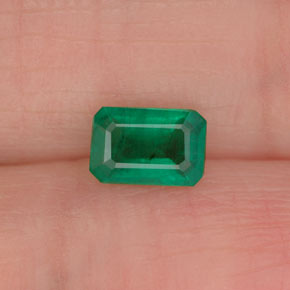 0.45カラットの天然グリーンエメラルド（5.9×4 mm・エメラルドカット）