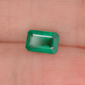 0.45カラットの天然グリーンエメラルド（5.9×4 mm・エメラルドカット）