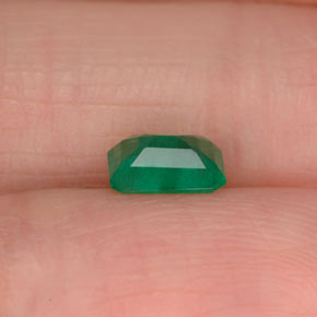 0.45カラットの天然グリーンエメラルド（5.9×4 mm・エメラルドカット）
