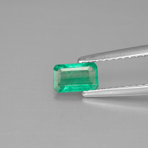 0.37カラットの天然グリーンエメラルド（5.8×3.7 mm・エメラルドカット）