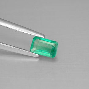 0.37カラットの天然グリーンエメラルド（5.8×3.7 mm・エメラルドカット）