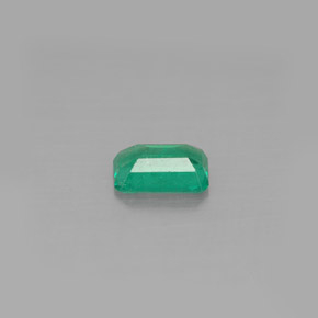 0.37カラットの天然グリーンエメラルド（5.8×3.7 mm・エメラルドカット）
