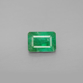 1.04カラットの天然グリーンエメラルド（7×5 mm・エメラルドカット）