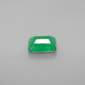 0.99カラットの天然グリーンエメラルド（7×5.2 mm・エメラルドカット）