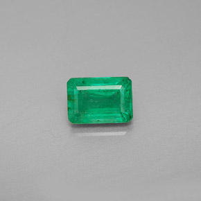 1.04カラットの天然グリーンエメラルド（7×5 mm・エメラルドカット）