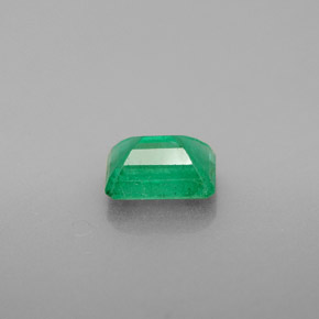 1.04カラットの天然グリーンエメラルド（7×5 mm・エメラルドカット）