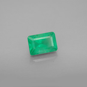 1.22カラットの天然グリーンエメラルド（7.1×5 mm・エメラルドカット）