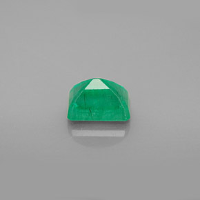 1.22カラットの天然グリーンエメラルド（7.1×5 mm・エメラルドカット）