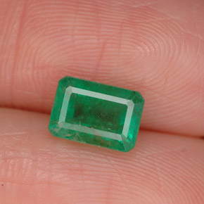 1.09カラットの天然グリーンエメラルド（7.1×5 mm・エメラルドカット）