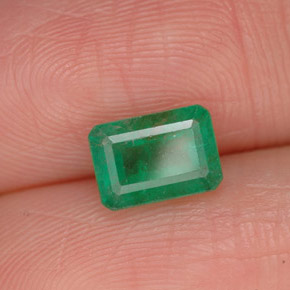 1.09カラットの天然グリーンエメラルド（7.1×5 mm・エメラルドカット）