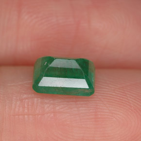 1.09カラットの天然グリーンエメラルド（7.1×5 mm・エメラルドカット）