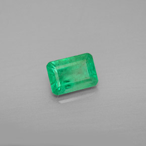 0.99カラットの天然グリーンエメラルド（7.1×5.1 mm・エメラルドカット）
