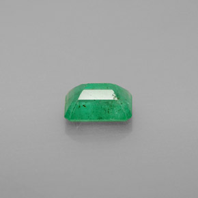 0.99カラットの天然グリーンエメラルド（7.1×5.1 mm・エメラルドカット）