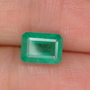1.11カラットの天然グリーンエメラルド（7×5.2 mm・エメラルドカット）