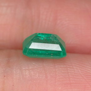 1.11カラットの天然グリーンエメラルド（7×5.2 mm・エメラルドカット）