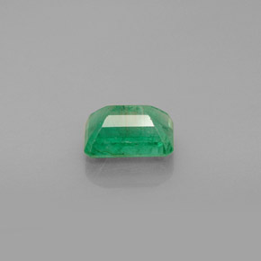 1.13カラットの天然グリーンエメラルド（7.1×5.2 mm・エメラルドカット）