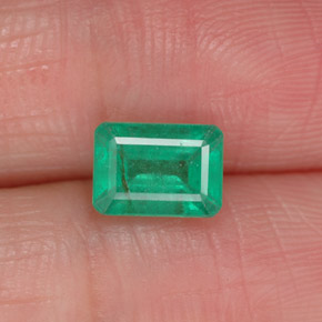 0.95カラットの天然グリーンエメラルド（7×5 mm・エメラルドカット）