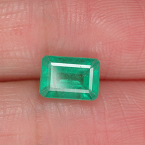 0.95カラットの天然グリーンエメラルド（7×5 mm・エメラルドカット）
