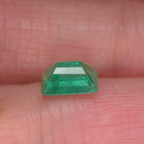 0.95カラットの天然グリーンエメラルド（7×5 mm・エメラルドカット）