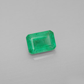 1.08カラットの天然グリーンエメラルド（7.1×5.1 mm・エメラルドカット）