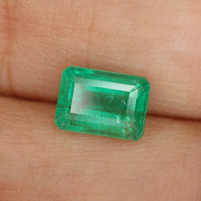 1.07カラットの天然グリーンエメラルド（7.1×5 mm・エメラルドカット）
