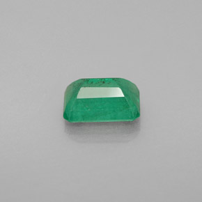 1.03カラットの天然グリーンエメラルド（7.1×5.1 mm・エメラルドカット）