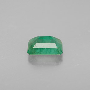 0.96カラットの天然グリーンエメラルド（7.1×4.9 mm・エメラルドカット）