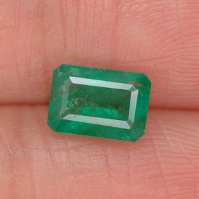 0.91カラットの天然グリーンエメラルド（6.9×4.8 mm・エメラルドカット）