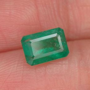 0.91カラットの天然グリーンエメラルド（6.9×4.8 mm・エメラルドカット）
