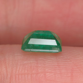 0.91カラットの天然グリーンエメラルド（6.9×4.8 mm・エメラルドカット）