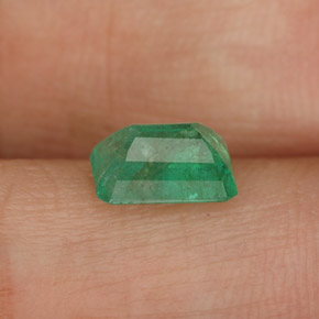 0.94カラットの天然グリーンエメラルド（7.1×5 mm・エメラルドカット）