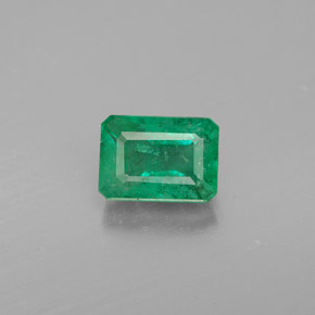 1.13カラットの天然グリーンエメラルド（7×5 mm・エメラルドカット）