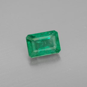 1.13カラットの天然グリーンエメラルド（7×5 mm・エメラルドカット）