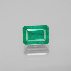 0.95カラットの天然グリーンエメラルド（7×5 mm・エメラルドカット）
