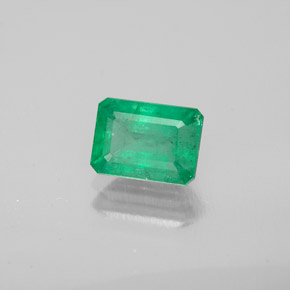 0.95カラットの天然グリーンエメラルド（7×5 mm・エメラルドカット）