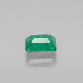 0.95カラットの天然グリーンエメラルド（7×5 mm・エメラルドカット）
