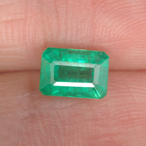 1.00カラットの天然グリーンエメラルド（7×5 mm・エメラルドカット）