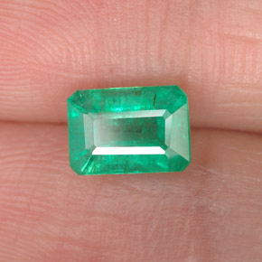 1.00カラットの天然グリーンエメラルド（7×5 mm・エメラルドカット）