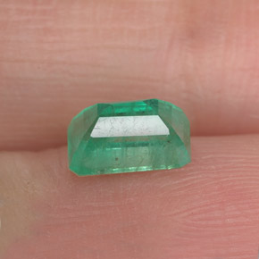 1.00カラットの天然グリーンエメラルド（7×5 mm・エメラルドカット）