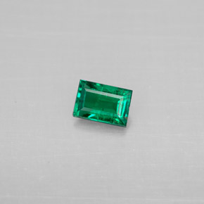 0.25カラットの天然グリーンエメラルド（4.8×3.3 mm・バゲット）