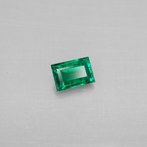 0.25カラットの天然グリーンエメラルド（4.8×3.3 mm・バゲット）